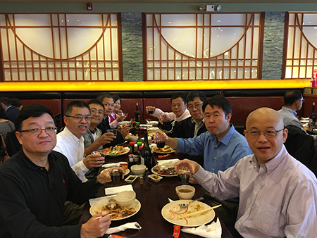 已回国创业的王耀林博士（左1）、杜武博士（右2）和同桌专家分享创业点滴