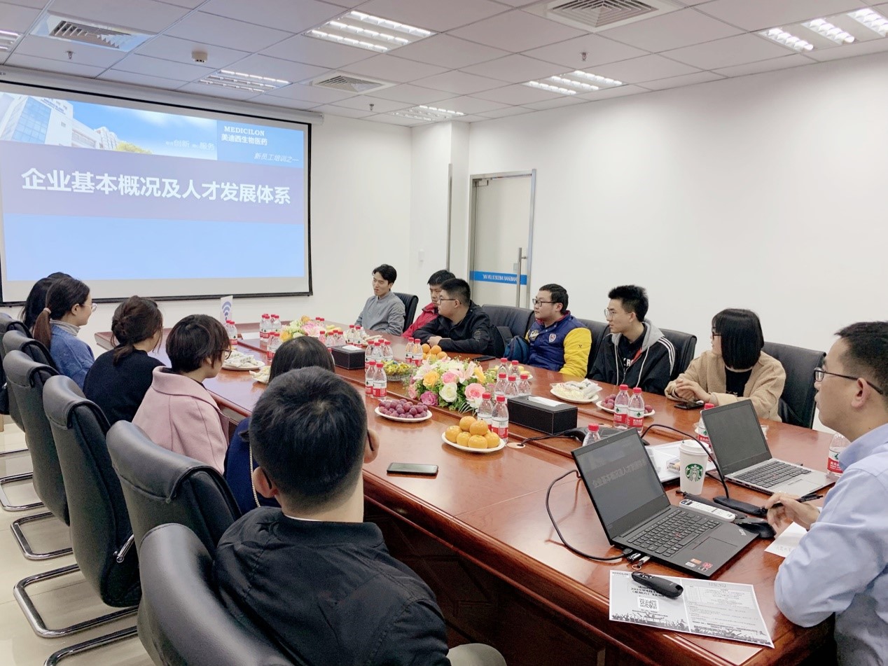 走进HJC黄金城平台，与学子共话成长