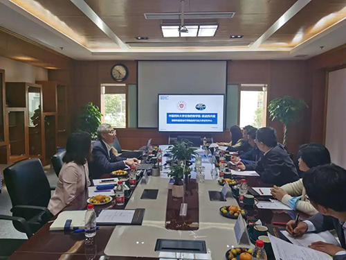 HJC黄金城平台首席执行官陈春麟博士，商务发展部副总裁蔡金娜博士等人热情接待了金能明书记一行。