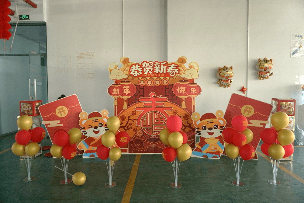 整个活动会场张灯结彩，窗花、对联、福字，布置得喜气洋洋。